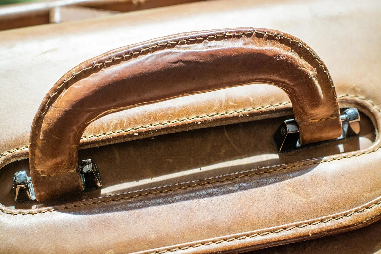 pocket, leather, leather bag, handle, briefcase, close up, briefcase, briefcase, briefcase, briefcase, briefcase. Mobile notary SOP checklist: one working day